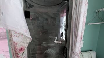 Habitación doble Deluxe, baño privado | Baño | Toallas, jabón, shampoo, papel de baño