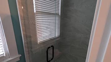 Habitación individual Deluxe | Baño | Toallas, jabón, shampoo, papel de baño