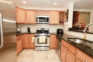 Private kitchen - Everett - Free parking - Wi-Fi - Spacious - W/D (Everett)
