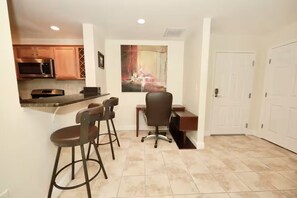 Interior - Everett - Free parking - Wi-Fi - Spacious - W/D (Everett)