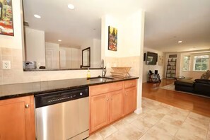 Interior - Everett - Free parking - Wi-Fi - Spacious - W/D (Everett)