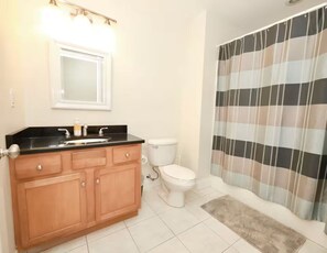 Shower, hair dryer - Everett - Free parking - Wi-Fi - Spacious - W/D (Everett)
