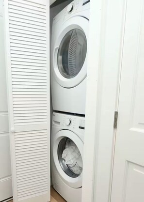 Interior - Stylish - mins from airport - Modern - Clean (Boston)