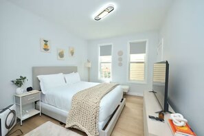 2 bedrooms, iron/ironing board, WiFi, bed sheets - Stylish - mins from airport - Modern - Clean (Boston)