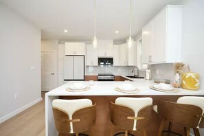 Private kitchen - Stylish - mins from airport - Modern - Clean (Boston)