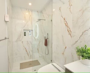 Shower, hair dryer, soap - Stylish - mins from airport - Modern - Clean (Boston)