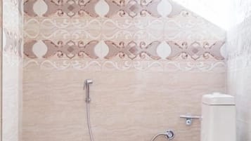 Chambre Design double, vue sur la ville | Salle de bain | Douche, articles de toilette (gratuits), serviettes fournies