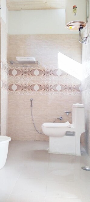 Kamar Double Desain, pemandangan kota | Kamar mandi