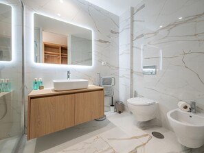 Shower, hair dryer, towels - Waterfront Luxury On Ria Formosa (Olhão)