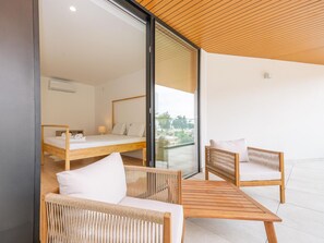 Une chambre d’hôtel moderne avec un lit, un canapé et une table.