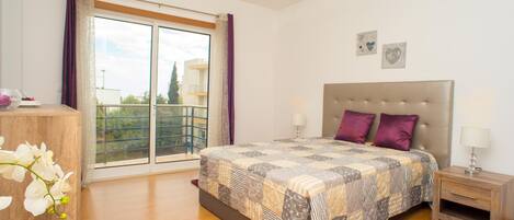Iron/ironing board, free WiFi, bed sheets