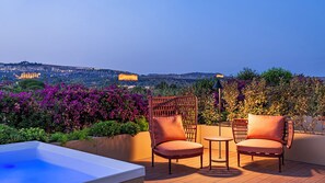 A rooftop terrace with a hot tub, two wicker chairs, and a small table. - Dimora Vadalusa (Agrigento)