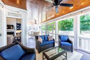 Smart TV, fireplace - New Rental - Reynolds Lake Ocone 3 BR 2.5 Bath Cottage (Greensboro)