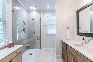 Shower, hair dryer, towels - New Rental - Reynolds Lake Ocone 3 BR 2.5 Bath Cottage (Greensboro)