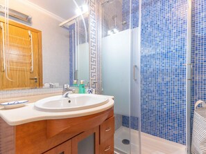Shower, hair dryer, towels - Casa da Gina Apartamento T2 com BBQ (Tavira)