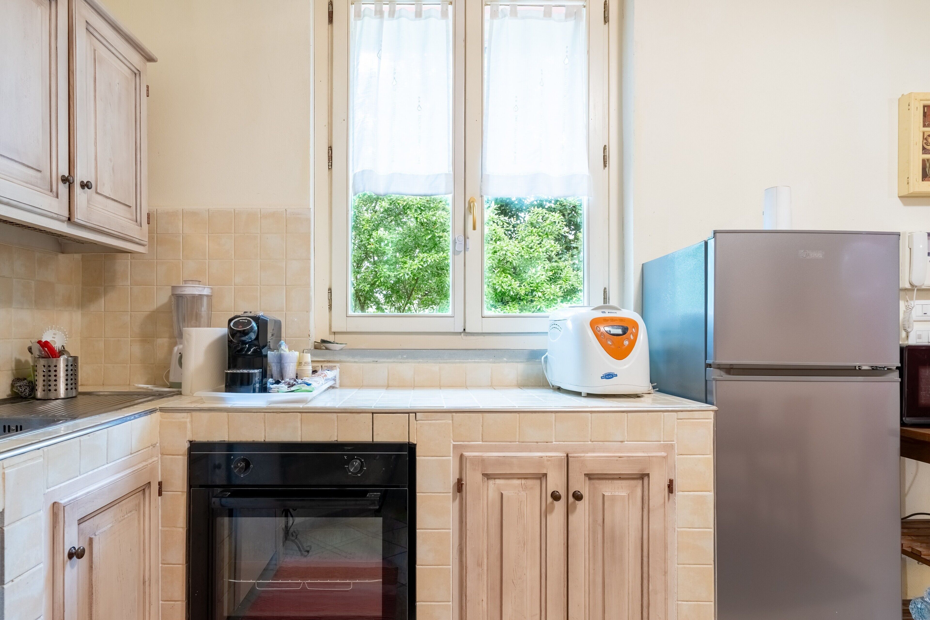 Een koelkast, een magnetron, een oven, een kookplaat