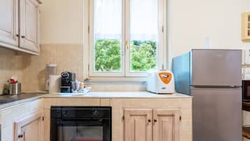 Een koelkast, een magnetron, een oven, een kookplaat