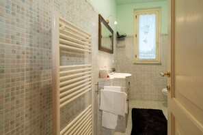 Shower, hair dryer, towels - Holiday Home 'La Casina All'angolo' (Civitella in Val di Chiana)