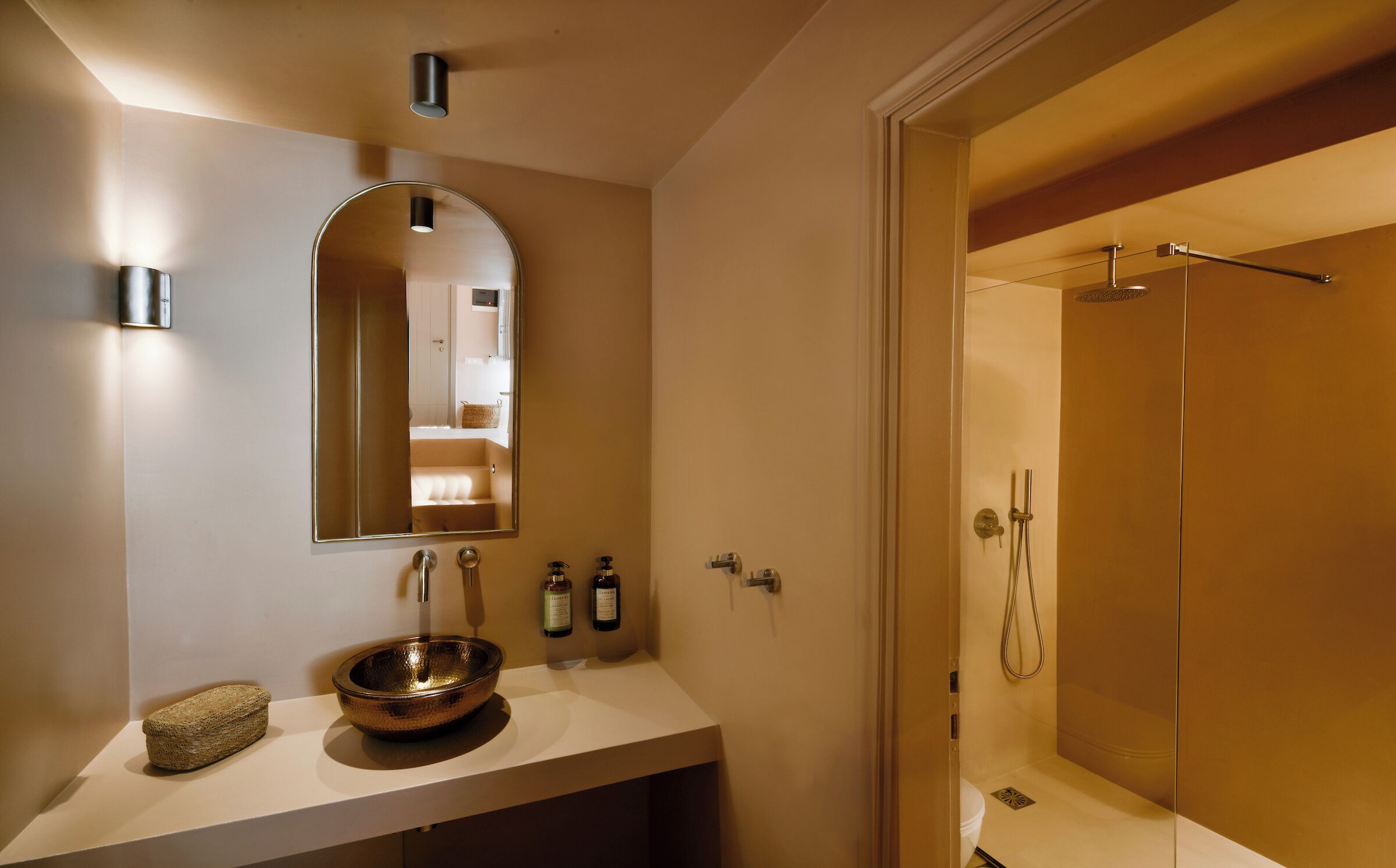 Douche, sèche-cheveux, serviettes fournies, savon