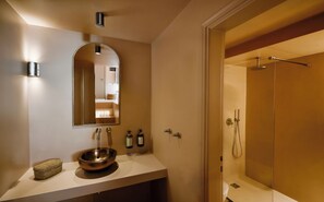 Douche, sèche-cheveux, serviettes fournies, savon