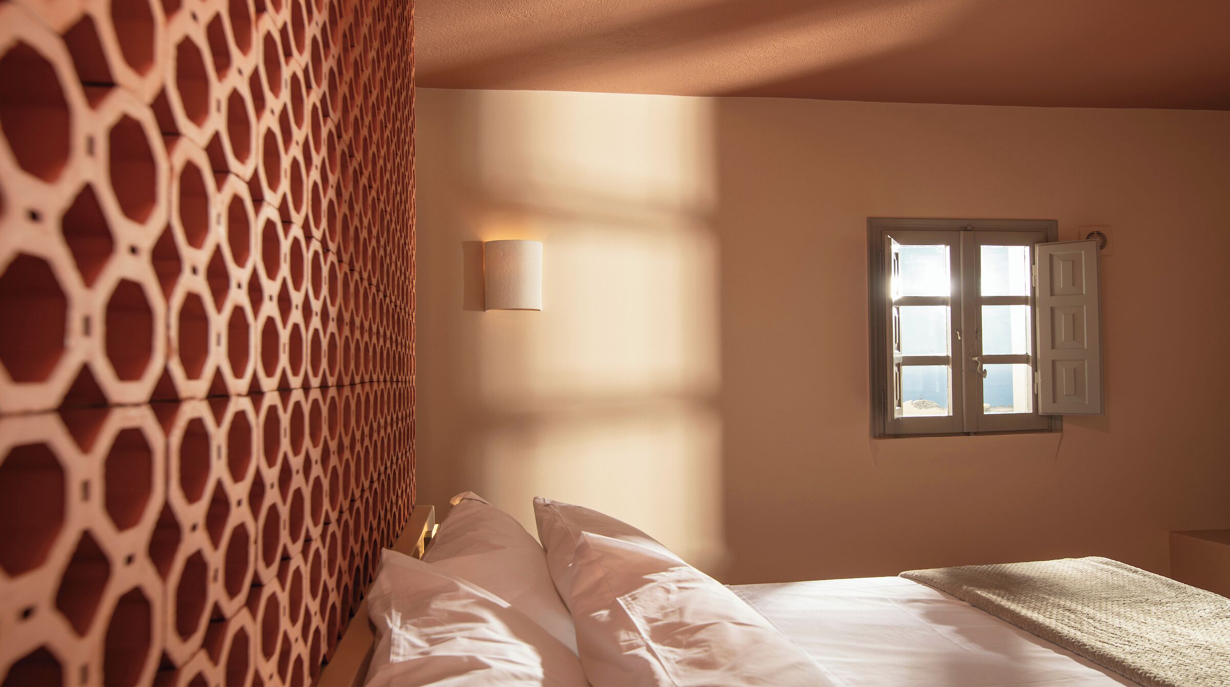 WiFi, bed sheets