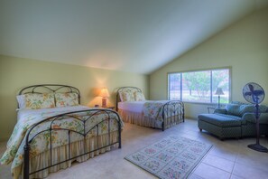 4 bedrooms, WiFi, bed sheets, wheelchair access - Golf, Pickleball and Tennis in a spacious 4 bedroom, 4 Bath home (Kerrville)