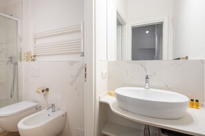 Shower, bidet, towels, shampoo - San Niccolò Design Retreat (Florence)