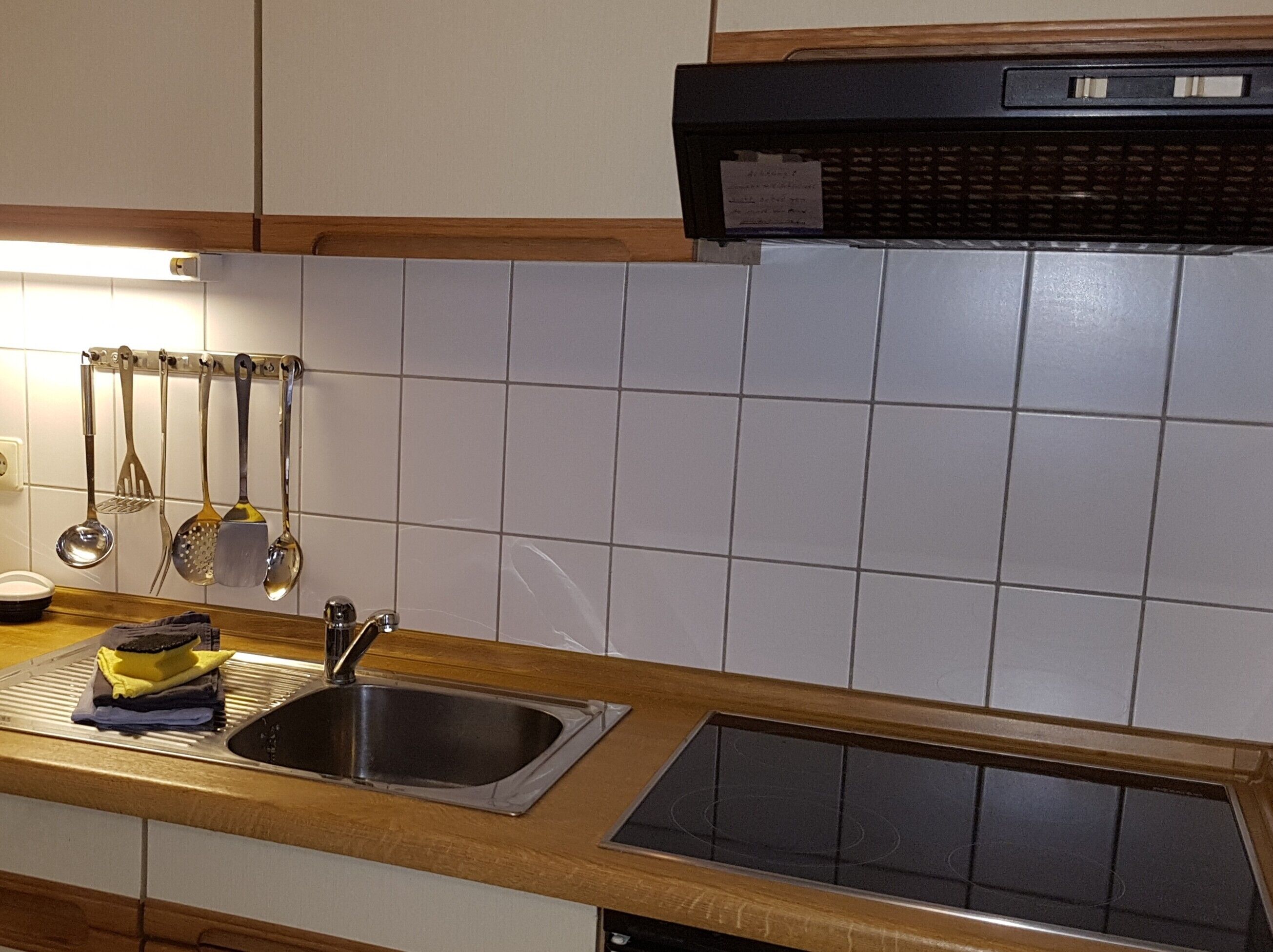 Kühlschrank, Herdplatte, Wasserkocher mit Kaffee-/Teezubehör