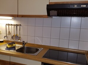 Réfrigérateur, four, plaque de cuisson, cafetière/bouilloire