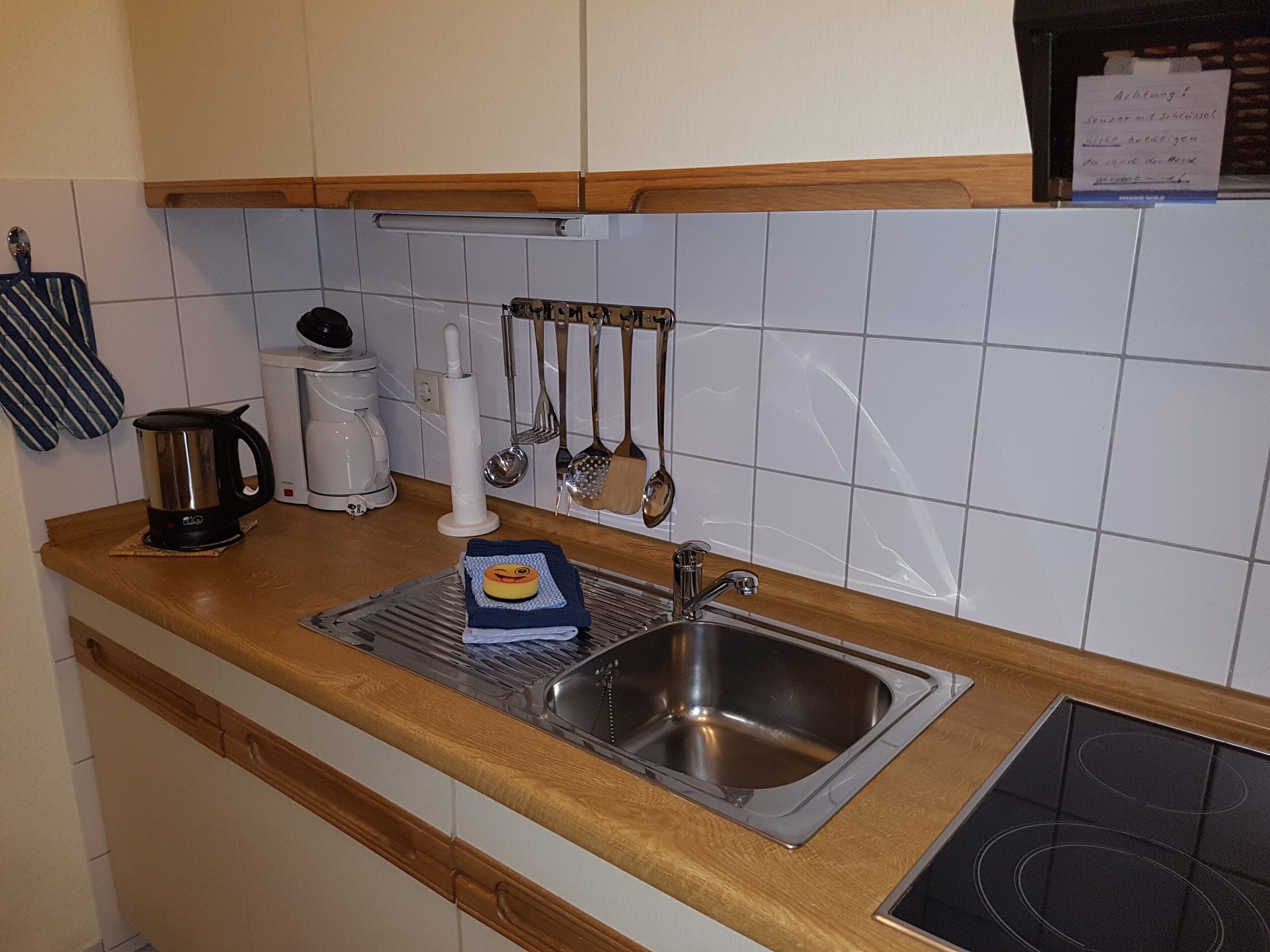 Kühlschrank, Herdplatte, Wasserkocher mit Kaffee-/Teezubehör