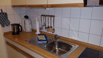 Kühlschrank, Herdplatte, Wasserkocher mit Kaffee-/Teezubehör