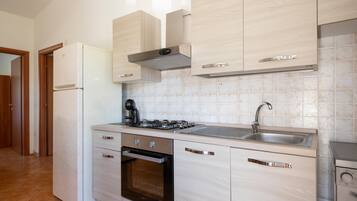 Fridge, oven, stovetop, coffee/tea maker