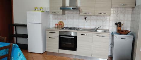 Fridge, oven, stovetop, coffee/tea maker