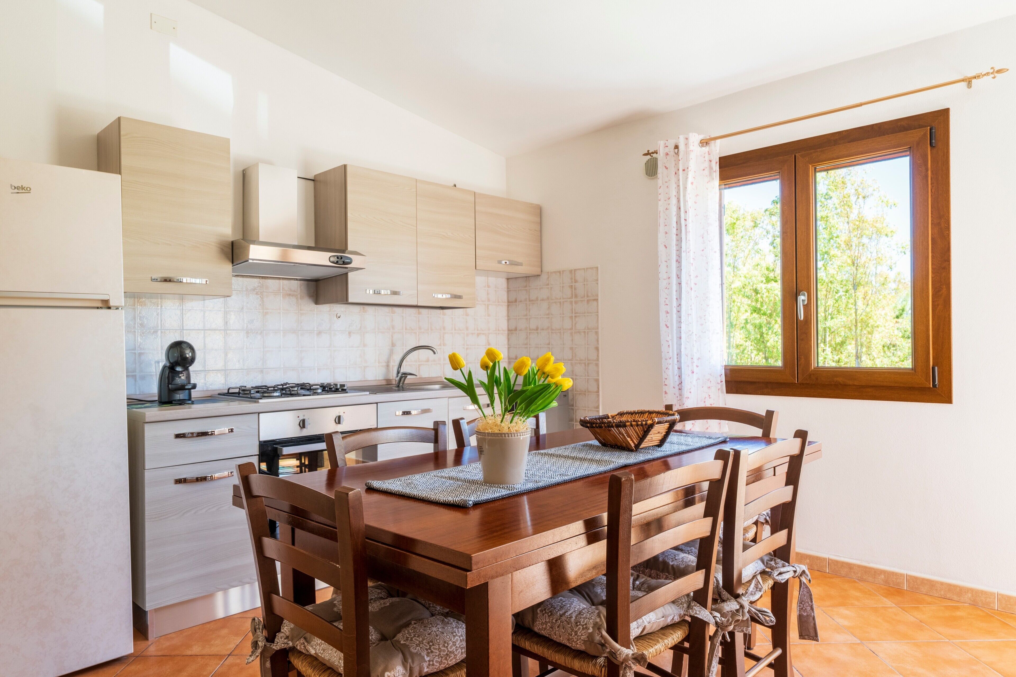 Fridge, oven, stovetop, coffee/tea maker