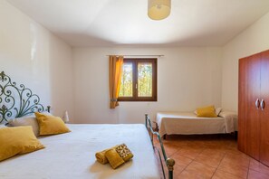3 bedrooms, iron/ironing board, WiFi, bed sheets - Apartment 'Casa delle Mimose near the sea' with private terrace, Wi-Fi and air conditioning (Cardedu)
