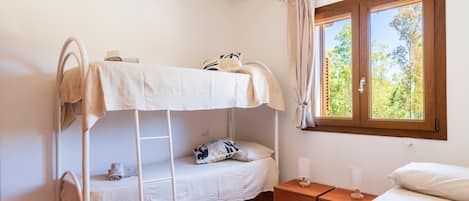 3 slaapkamers, een strijkplank/strijkijzer, wifi, beddengoed