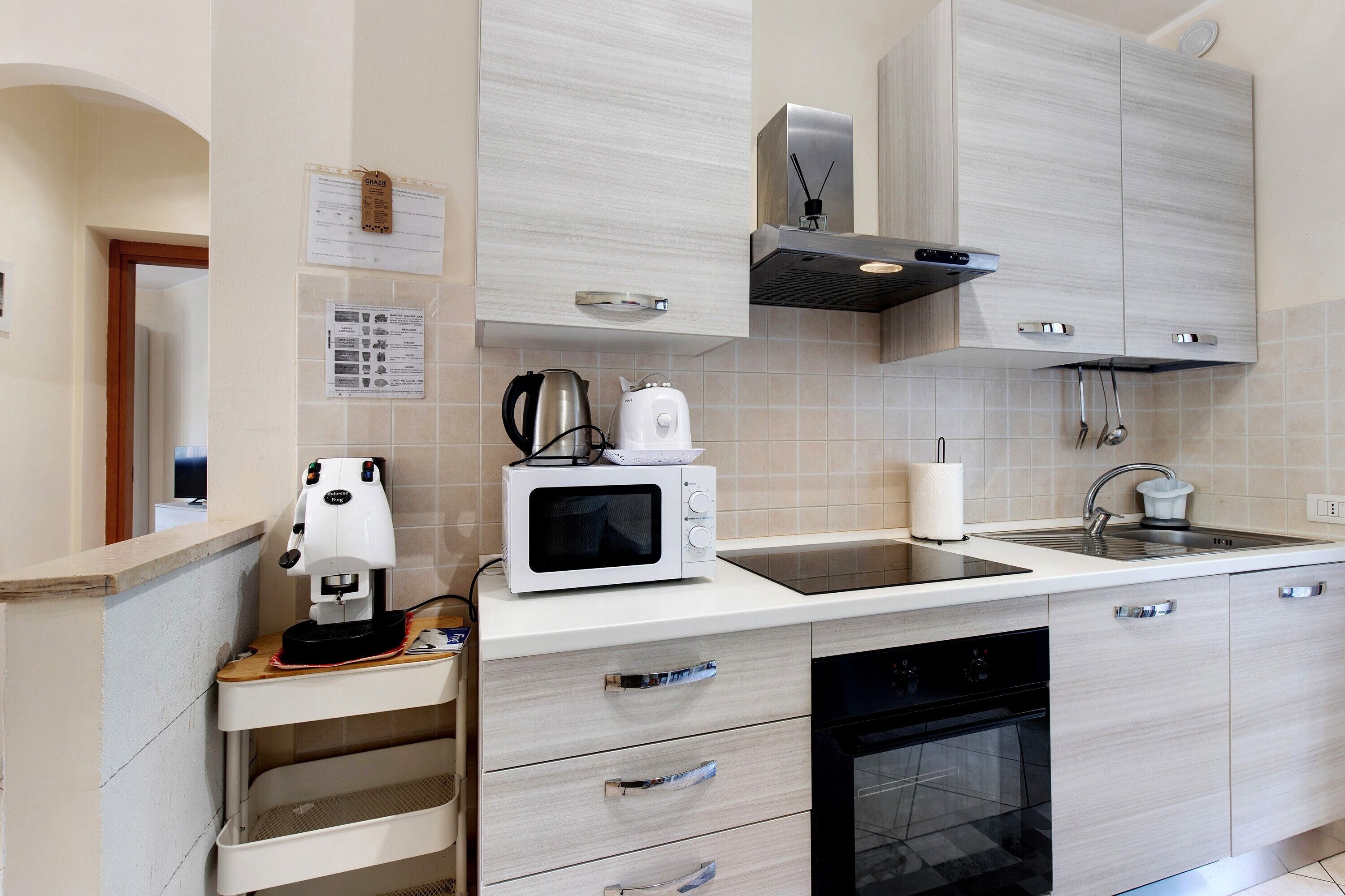 Macchina per tè/caffè, frigorifero, microonde, forno