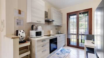 Coffee/tea maker, fridge, microwave, oven