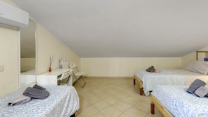 A small, tidy room with two beds, a desk, and a chair. - Villa Marcosimone in Guidonia (Laghetto)