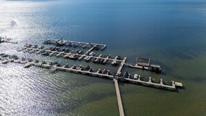 Luftaufnahme eines Yachthafens mit Stegen und Booten.