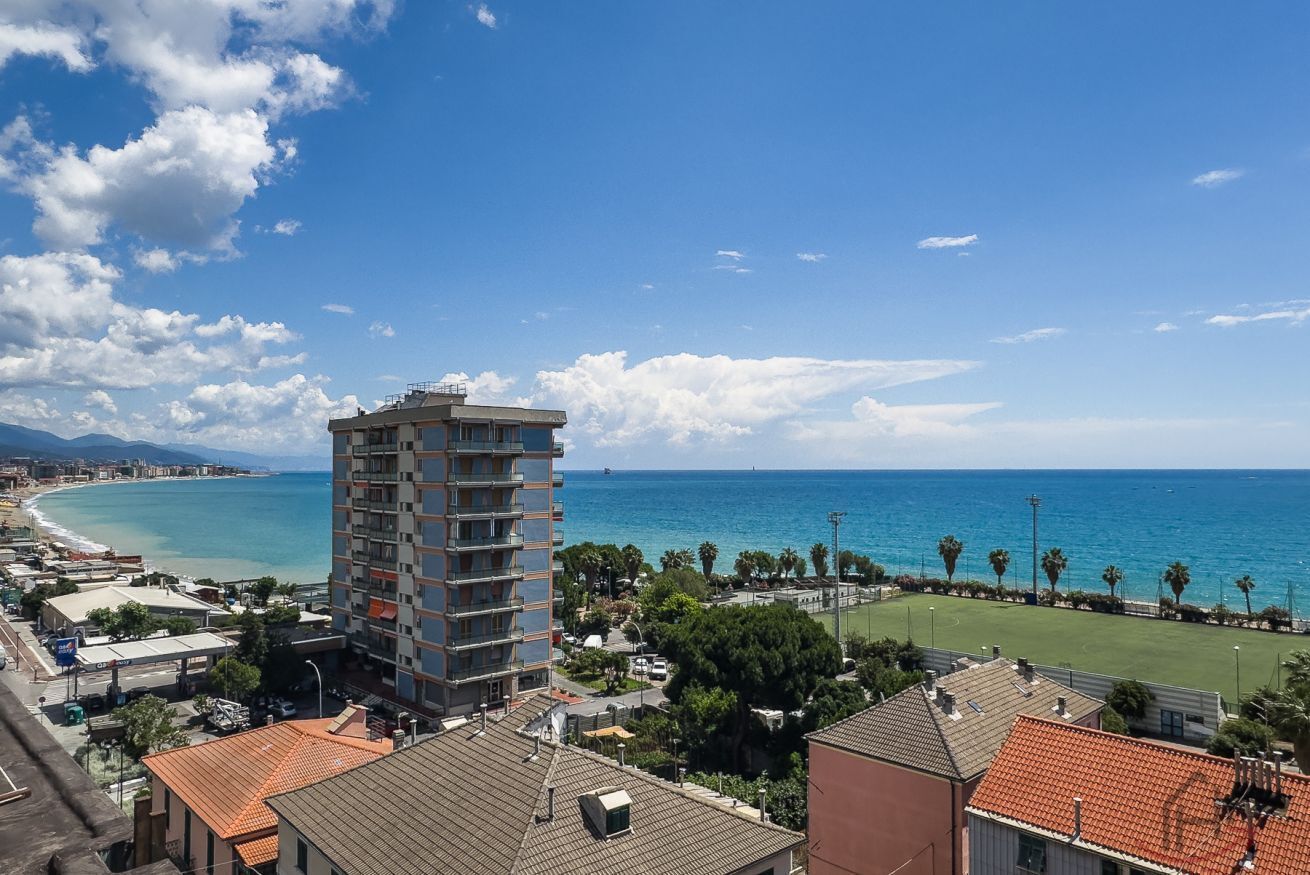 Un hôtel situé sur la côte, avec vue sur la mer, un immeuble imposant et un champ verdoyant.