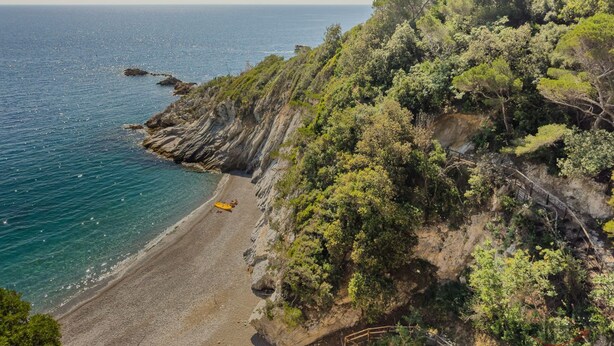 A coastal landscape with a beach, rocky cliffs, and dense greenery. - [Sea View Penthouse] Free Park • A/C • Hiper Wifi (Savona)