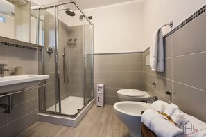 Regadera, bidet, toallas, shampoo 