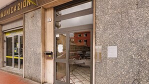 A building facade with a postal service entrance, a glass door, and a wall-mounted sign. - [Sea View Penthouse] Free Park • A/C • Hiper Wifi (Savona)