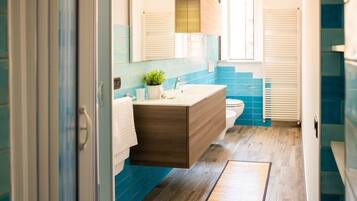 Douche, bidet, serviettes fournies, shampoing