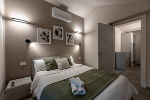 2 bedrooms, desk