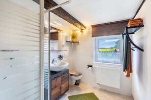 Een douche, een haardroger, handdoeken