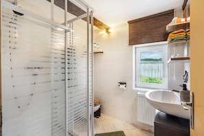 Een douche, een haardroger, handdoeken