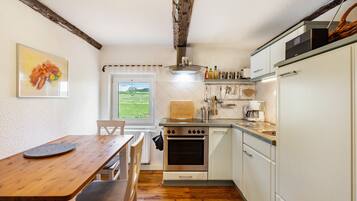 Coffee/tea maker, fridge, oven, stovetop