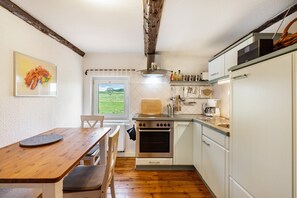 Kühlschrank, Ofen, Herdplatte, Wasserkocher mit Kaffee-/Teezubehör